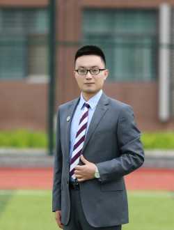 武建棟/發(fā)展中心主任/政治教師